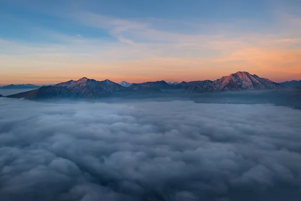 Mountains sprout from low clouds — Stock Photo, Image