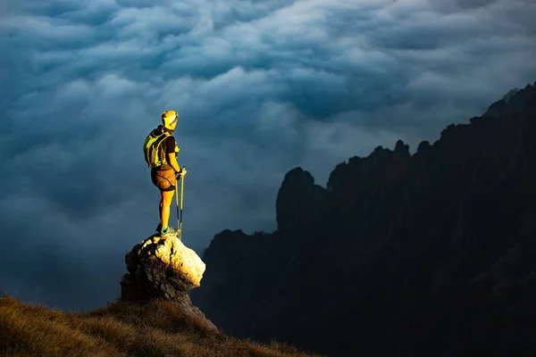 Fantástico pôr do sol em montanhas com caminhante em uma pedra onde ele arr — Fotografia de Stock