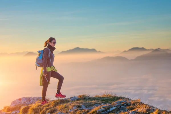 Senderismo en la cresta de la montaña en el mar de nubes —  Fotos de Stock