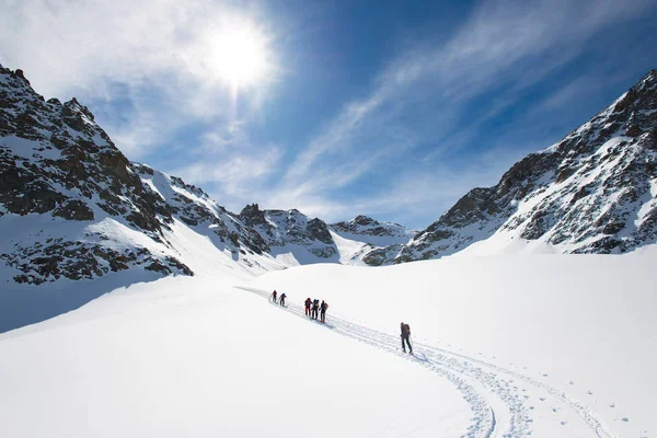Gruppe von Bergsteigern seilte sich auf den Gipfel ab — Stockfoto