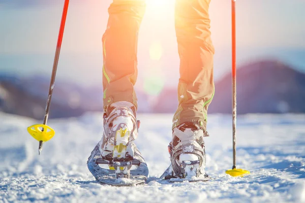 Caminar con raquetas de nieve en las montañas — Foto de Stock