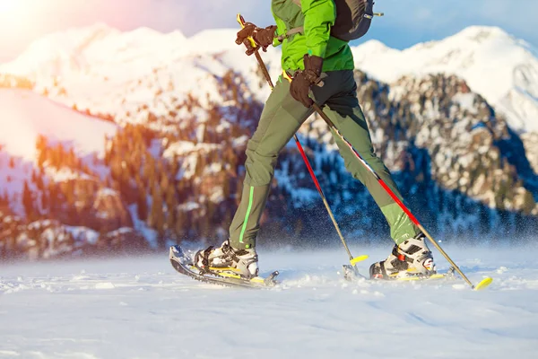 Caminar con raquetas de nieve en las montañas — Foto de Stock