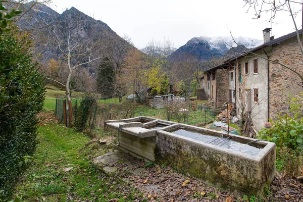 Antiguas fuentes en un pueblo de los Alpes italianos —  Fotos de Stock