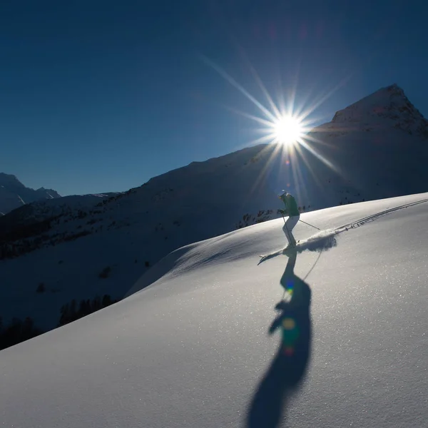 Dívka v off-piste lyžování — Stock fotografie