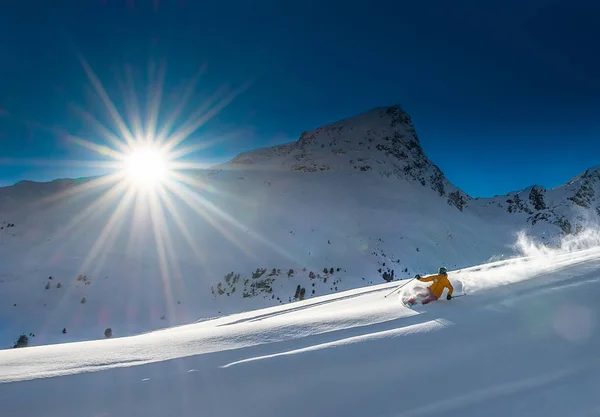 Dziewczyna Telemarku stok narciarski śnieg w górach — Zdjęcie stockowe