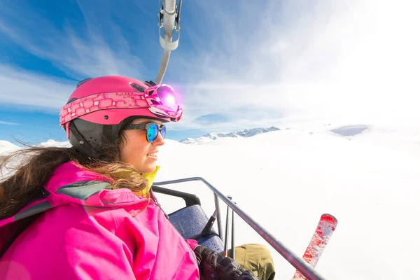 Genç sportif kız kayakçı telesiyej Kayak Merkezi için — Stok fotoğraf