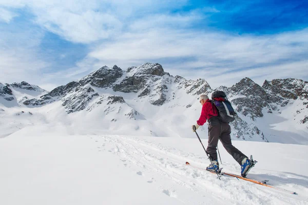 Oudere man sportieve fit Ski's omhoog klimmen — Stockfoto