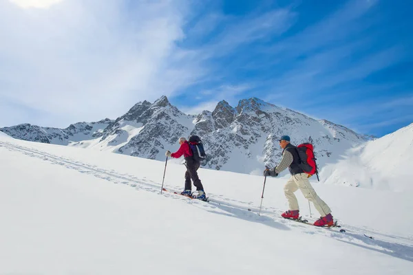 Twee ski bergbeklimmers mannen — Stockfoto