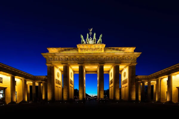 Brandenburger Tor in Berlin bei Nacht — Stockfoto