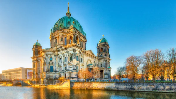 Berliner Dom von der Spree aus — Stockfoto