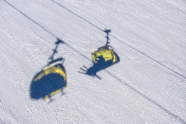 Sombras de elevadores de cadeira na neve — Fotografia de Stock