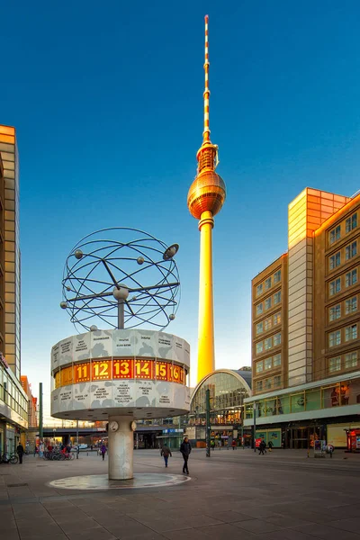 Urania, weltzeituhr, uhr, universal mit fernsehturm in berlin al — Stockfoto