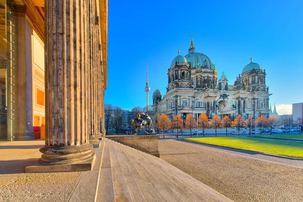 Berliner Dom aus dem alten Museumsgebäude — Stockfoto