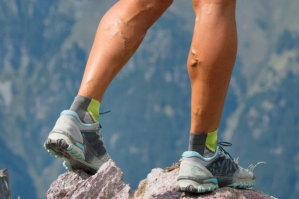 Particular atleta piernas mujer con músculos y venas — Foto de Stock