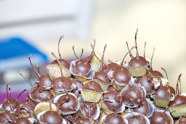 Cerezas cubiertas de chocolate en el mercado callejero — Foto de Stock