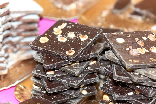 Trozos de chocolate con avellanas en el mercado callejero — Foto de Stock