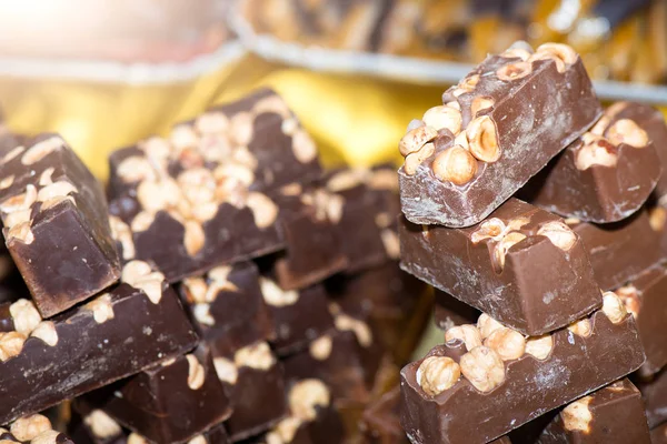 Cubos de chocolate y avellanas — Foto de Stock