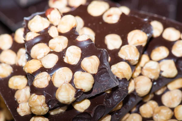 Pedazos de chocolate con avellanas — Foto de Stock