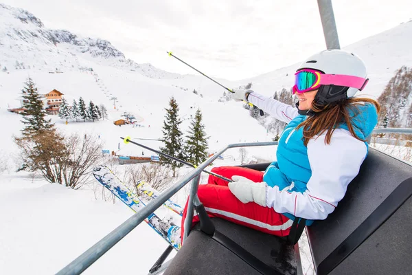 Kvinnliga skidåkare stollift i skidområdet — Stockfoto