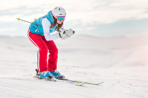 Chica esquiadora en posición cuesta abajo — Foto de Stock