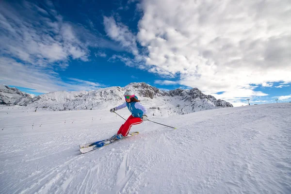 Meisje skiër in skigebied — Stockfoto