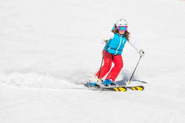 Лыжная девушка в то время как слалом кривые — стоковое фото