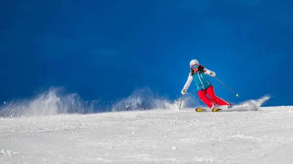 Kvinna tjej kvinna på skidor — Stockfoto