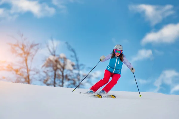 Женщина-женщина на лыжах — стоковое фото
