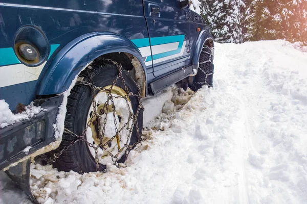 Auta terénní řetězy v obtížích ve sněhu — Stock fotografie