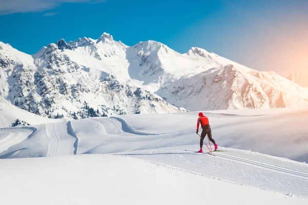 Ski de fond technique classique pratiquée par l'homme — Photo