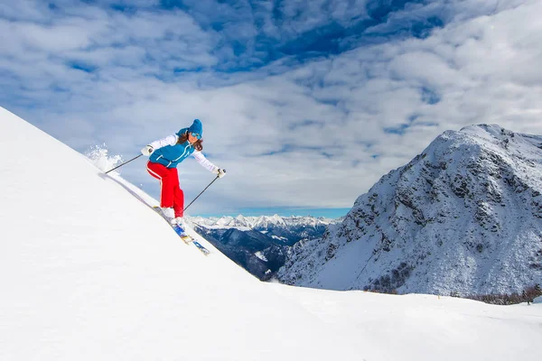 Meisje in off-piste skiën — Stockfoto