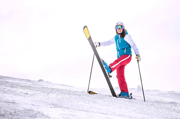 Kayak, kış - mutlu kız kayakçı Dağı'nda — Stok fotoğraf