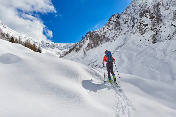 Mädchen macht Skibergsteigen allein — Stockfoto