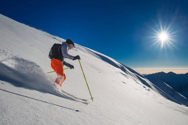 Backcountry-Skifahrer im Neuschnee — Stockfoto