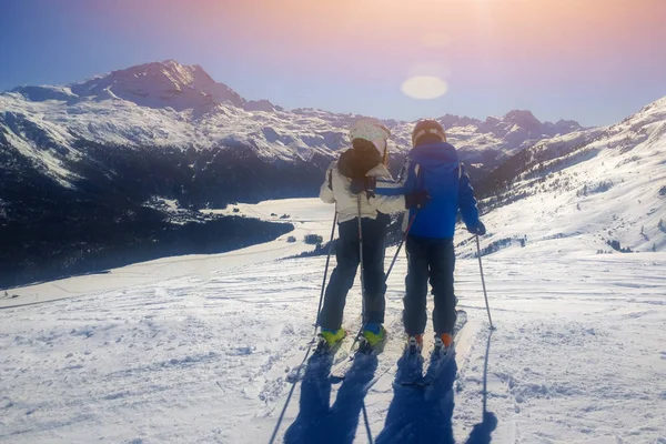 Ein paar junge Skifahrer — Stockfoto