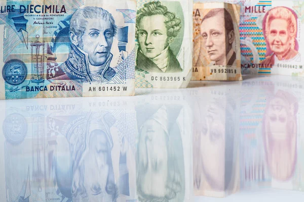 Банкноты из Италии. Итальянская лира 10000, 5000, 2000, 1000 . — стоковое фото