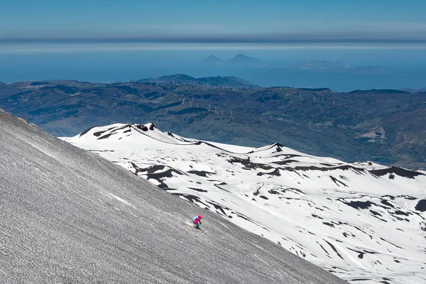 Esquí en el volcán Etna con el fondo de Lipari Strombo — Foto de Stock