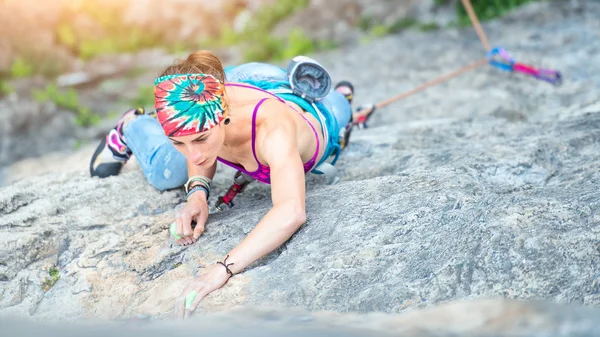 Menina concentrada em uma passagem de escalada — Fotografia de Stock