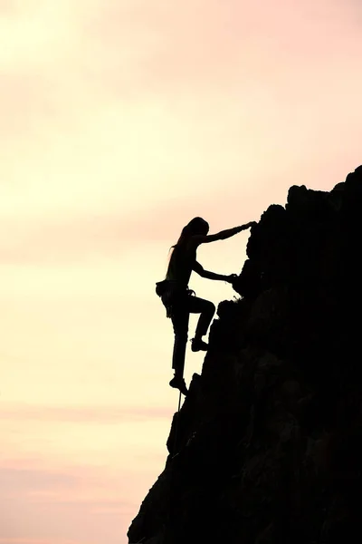 Fille seule conquérir le sommet lors d'une montée dans une moun fantastique — Photo