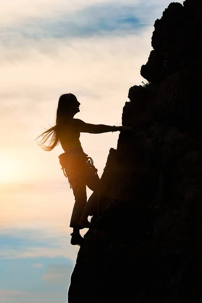 Flicka ensam under en klättring i ett fantastiskt fjällandskap på s — Stockfoto