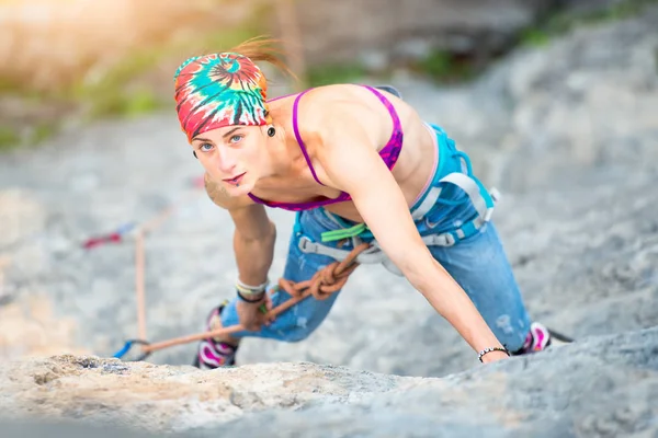 Kaya tırmanışı sportif güzel kadın — Stok fotoğraf