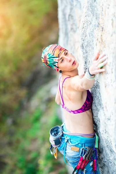 Passo difícil escalada de uma jovem — Fotografia de Stock