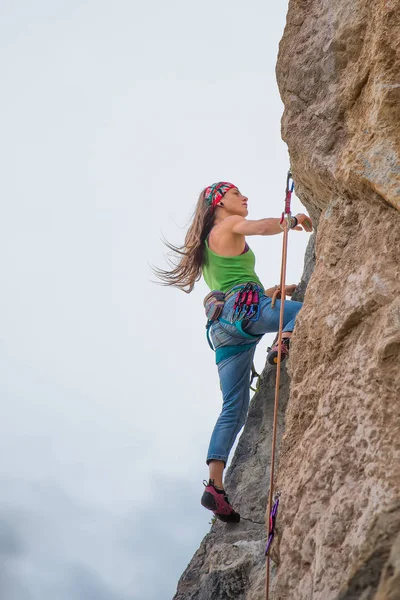 Jovem mulher durante uma aventura de escalada — Fotografia de Stock