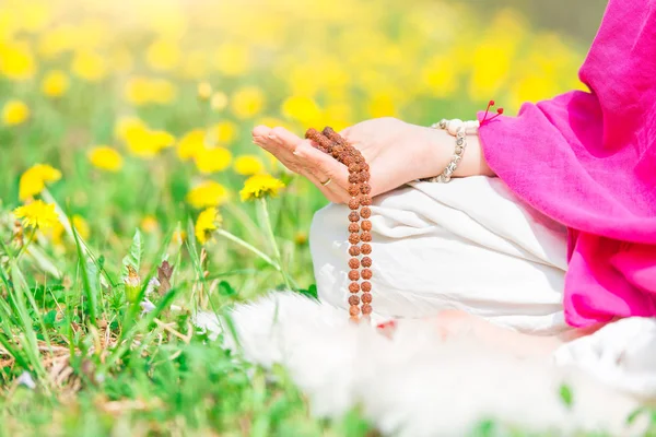 Yoga praktijk in de natuur houden de mala — Stockfoto