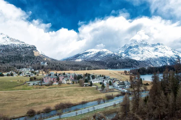 El pueblo de Sils Maria en el valle de Engadine cerca de Sankt Mori — Foto de Stock