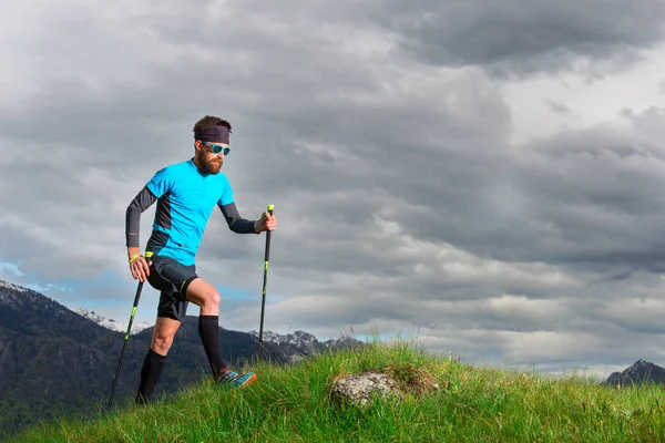 Nordic walking-een mens in de natuur in de bergen — Stockfoto