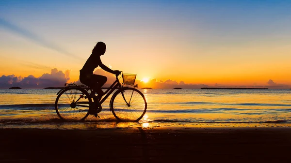 Caminando por el mar al amanecer una chica — Foto de Stock