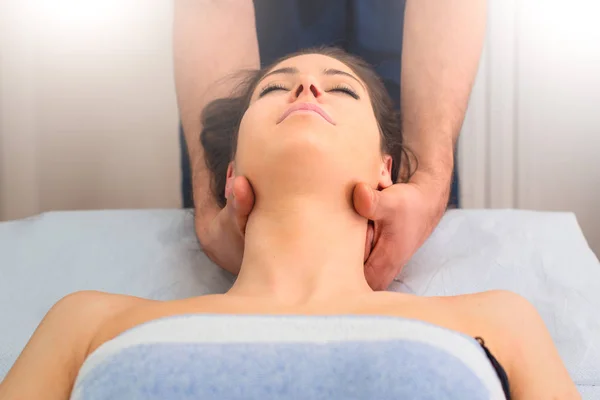 Thérapeute masser le cou de la femme dans le par un professionnel — Photo
