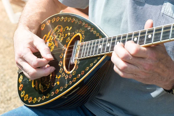 Bouzouki outdoor performance player — Stock Photo, Image