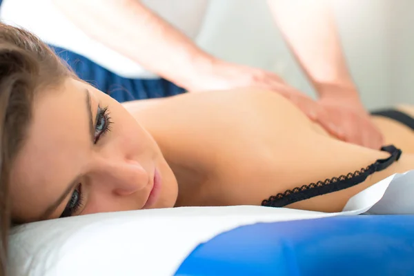 Профессиональный массаж спины девушки — стоковое фото